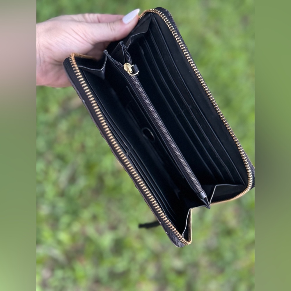 Brown Brahmin Wallet - Picture 5 of 12